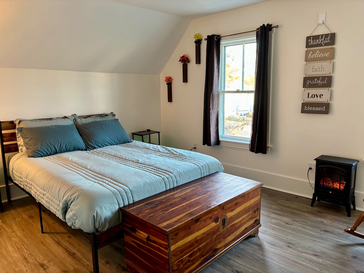 29 Brook Street — primary bedroom with queen bed